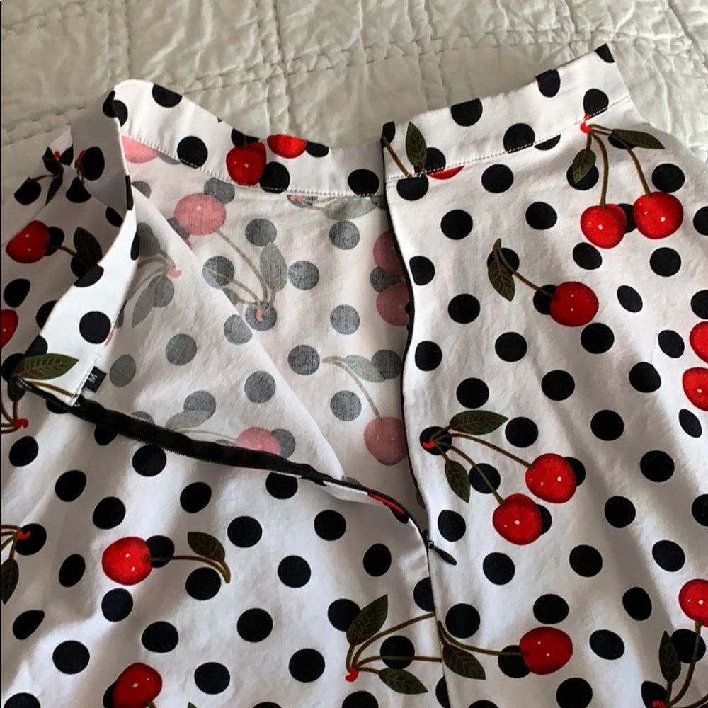 White skirt with black polka dots & cherries SizeM - Picture 5 of 5